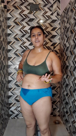 देसी पूजा भाभी बाथरूम सीन