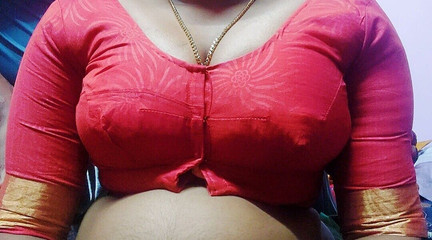 बड़े लड़के के साथ खूबसूरत भारतीय सौतेली माँ