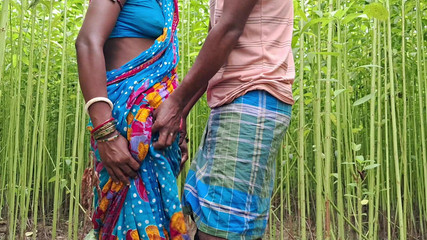 मैं खेत में काम कर रही थी और मेरे सौतेले पिता ने कपड़े पहनकर जंगल में मेरी चूत चोदी