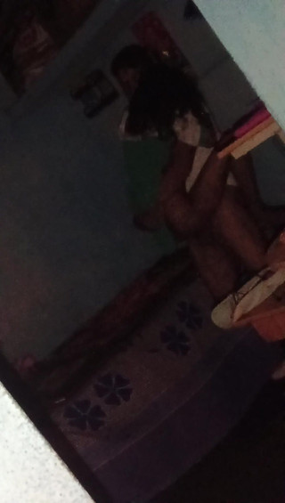 धोखा देते हुए और छुपकर चोदते हुए लंड को चोदते हुए पकड़ा गया, जबकि जोर से चोदते हुए पकड़ा गया