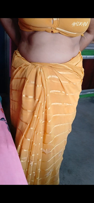 एशियाई भारतीय लड़की की समीक्षा और उसके स्तनों के साथ फोरप्ले