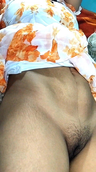 युवा लड़के के साथ शाही सफेद बिल्ली छूत