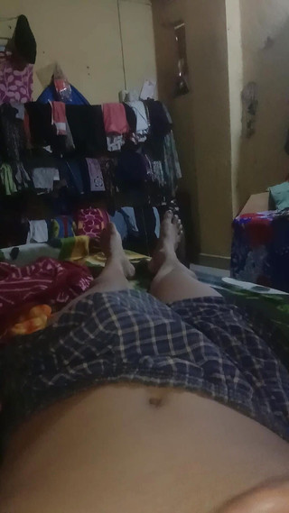 सौतेला भाई बड़ी सौतेली बहन के पास अपना लंड डालता है और वीर्य निकालता है - सौतेली बहन हैण्डजॉब