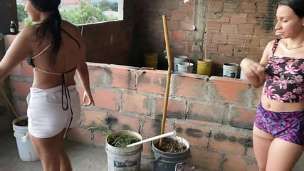 मैं बगीचे के कामों में अपनी सौतेली बहन की मदद करता हूँ