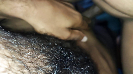 भारतीय देसी ने फर्श पर रोमांटिक सेक्स किया और क्रीम पाई