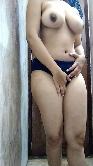 हॉट तमिल स्टेपाउंटी ने पहली बार चूत साफ की और वीडियो बनाया