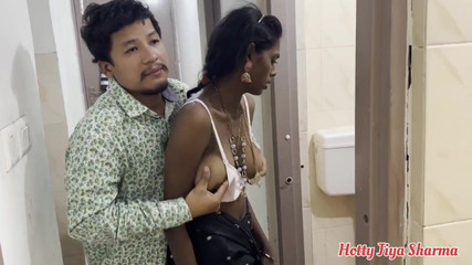 शौचालय में पेशाब करने के बाद देसी सौतेली माँ की उसके सौतेले बेटे द्वारा जोरदार चुदाई वीडियो संकलन