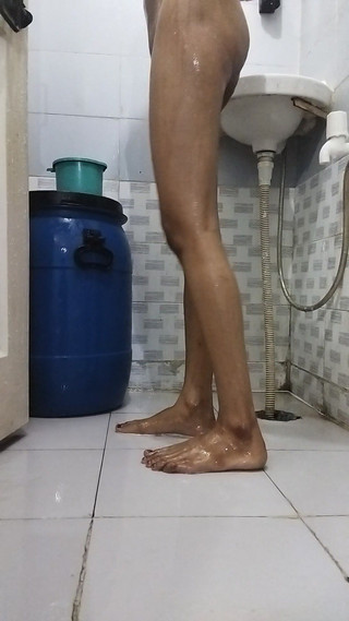 भाभी नहा रही है