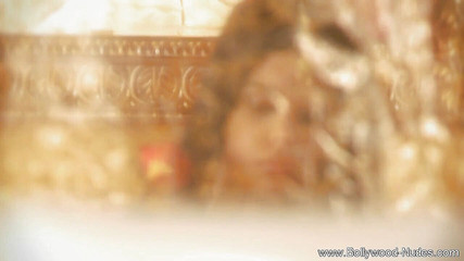 श्यामला लड़की नहा रही है