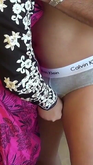 हनीमून पर विवाहित भारतीय जोड़े की पत्नी गर्म सेक्स के लिए नग्न हो रही है - देसी सेक्स