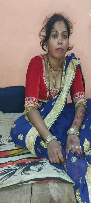 लाल साड़ी में भारतीय गांव की बाईं सौतेली बहन, लाल साड़ी में भारतीय गांव की बाईं सौतेली बहन