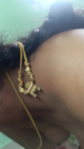 बिस्तर में पीछे की स्थिति में रोमांस