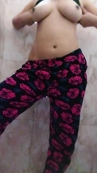 देसी चुदाई वीडियो देसी लड़की को उसका BF हिस्सा मिलता है