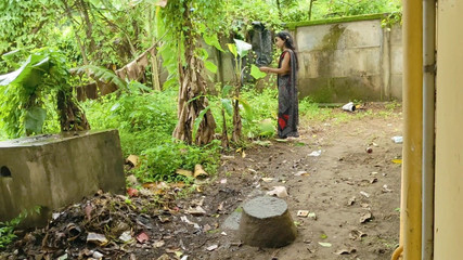 जब उसका पति घर पर नहीं था तो भाभी ने नौकर और इलेक्ट्रीशियन के साथ चुदाई की