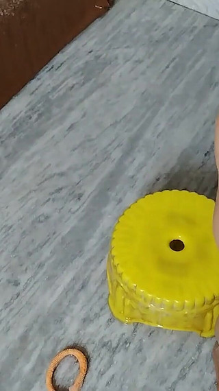 सेक्सी बेबी अपने वॉचमैन के साथ बाथरूम में नग्न स्नान करते हुए सेक्स का आनंद लेती है