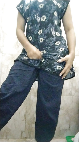 देसी किशोर लड़की कॉलेज में कपड़े बदल रही है