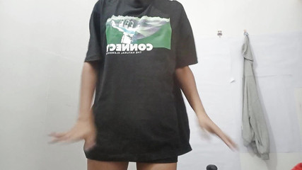 देसी 18 साल की लड़की घर पर अकेले अपनी गीली चूत में उंगली कर रही है