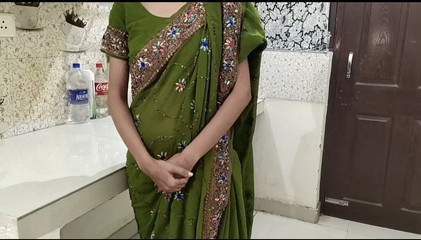 भारतीय हॉट सौतेली माँ ने रसोई में सौतेले बेटे के साथ हॉट सेक्स किया!