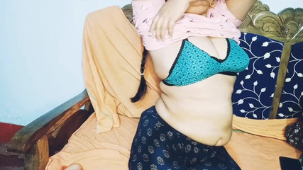 भारतीय हॉट सौतेली माँ अपनी बड़ी गांड को चोदने के लिए आकर्षक और कामुक