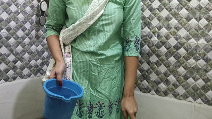 भारतीय खूबसूरत सौतेली माँ की चुदाई, घर में अकेले शरारती सौतेले बेटे की चुदाई, वाशरूम में मुँह में वीर्य, ​​असली संभोग सुख