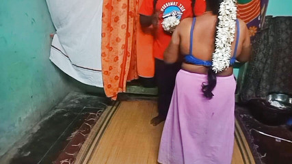 घर में सौतेली माँ के साथ भारतीय डिलिवरी बॉय का सेक्स