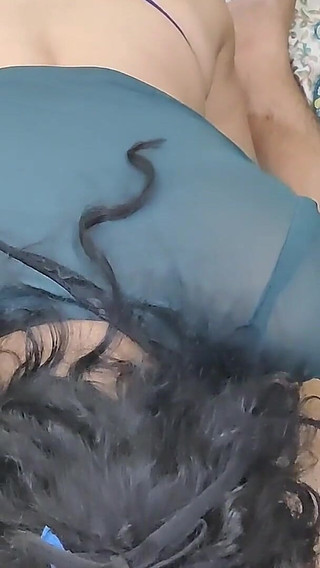 स्टॉकिंग्स में खूबसूरत भारतीय हॉट मलयाली लड़की फुट जॉब, ब्लो जॉब और हैंड जॉब कर रही है - भाग 2