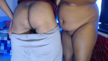 हॉट सेक्सी लड़की नग्न हो गई, अपने बॉयफ्रेंड को बुलाया, उससे चुदाई की, उसके स्तन चूसे और उसे मुख-मैथुन दिया।