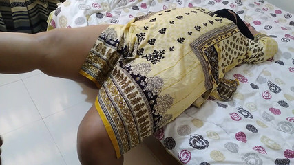 नंदिता बिना पजामा के सौतेली माँ और बिस्तर पर आराम करते हुए कठोर चुदाई