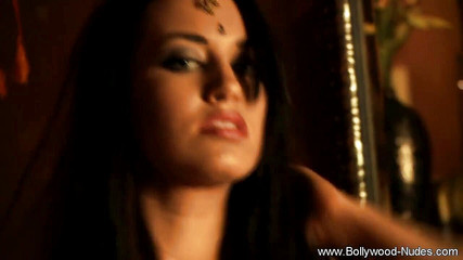 खूबसूरत लड़की नाच रही है और अपना सेक्सी शरीर दिखा रही है