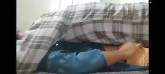 पहली बार गांव की लड़की ने अपने प्रेमी के साथ अपने निजी स्थान पर रोमांस किया। वह इस अहसास को अनुभव करने के लिए उत्साहित थी