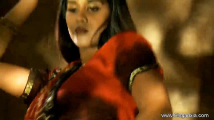 सेक्सी भारतीय लड़की नाच रही है और अपना संपूर्ण शरीर दिखा रही है