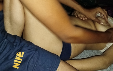 होटल के कमरे में भारतीय हॉट गाँव की लड़की का पूर्ण कट्टर सेक्स।