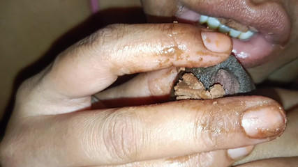 गोल-मटोल देसी लड़की अपने घर में अकेली है