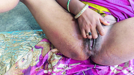 देसी गाँव की भाभी का पेशाब और सेक्स और चूत बोतल के अंदर