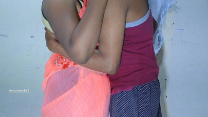 भारतीय गृहिणी ने अपने प्रेमी के साथ चुदाई का आनंद लिया, वह अपने पति के साथ बहुत खुश है