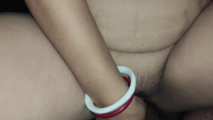 कुर्सी पर बैठ कर देसी भाभी की चूत की चुदाई की, बहुत मजा आया