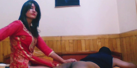 शर्मीली लड़की कामुकतापूर्वक और जोश से मुझ पर हाथ घुमा रही है