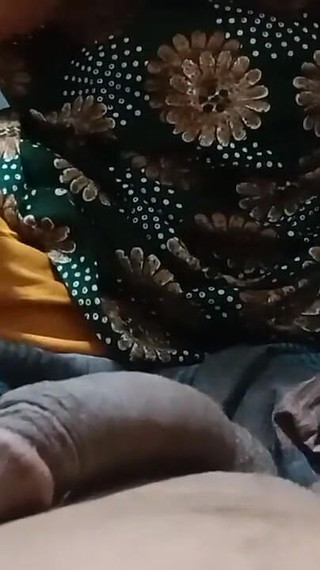 दोस्तों, मेरी पत्नी को जंगल साफ करते हुए देखिये, अगर आपको जंगल साफ करना है तो इनबॉक्स में मैसेज करें