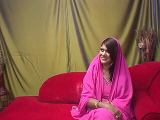 अच्छे स्तन वाली भारतीय फूहड़ सोफे पर जोर से लंड मारती है और उसे चोदती है