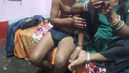 बेस्ट थ्रीसम सेक्स 2025:-राहुल ने अपनी भाभी और पत्नी को घर की सफाई करते समय डिक चूसकर चोदा