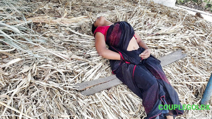 जब कोमल को भैंस को चारा खिलाने के लिए कहा गया, तो उसने वहीं आराम किया