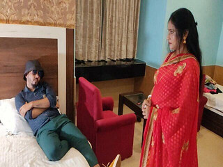 एक होटल में काम करने वाली एक देसी पत्नी एक मोटे आदमी के अधीन हो गई