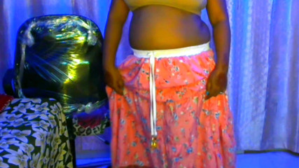 सेक्सी कामुक हॉट लड़की ऑनलाइन हर किसी को अपने स्तन दिखाती है ताकि हर किसी का लंड खरा हो जाए।