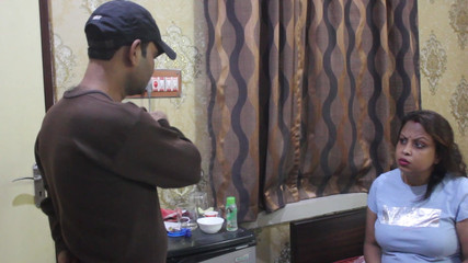 भारतीय एमआईएलए पत्नी की गांड को पति के दोस्त द्वारा चोदा और गर्भवती किया गया