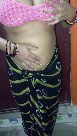 सबसे खूबसूरत हॉट लड़की चोदने के लिए अपनी चूत दिखा रही है