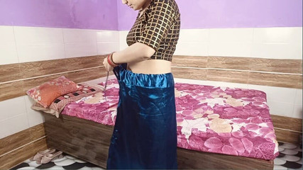 देसी भाभी तैयार हो रही थी