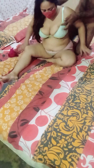 पति मेरे बड़े प्यारे स्तन छू रहा है