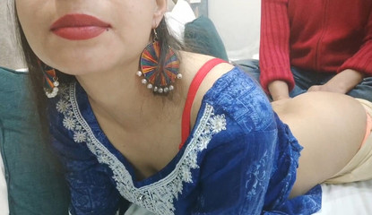 भारतीय देसी भाभी ने इलेक्ट्रीशियन को काम करते समय आकर्षित किया - हिंदी ऑडियो के साथ जोर से चूत की चुदाई