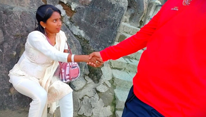 भारतीय स्तन चूसना और भाभी सुंदर बिल्ली दिखाना - एक पर्यटक स्थल पर अज्ञात लड़की दिखा रही है, फिर वह और मैं घर का बना आनंद लेते हैं।