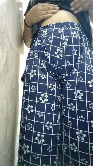 गर्म भारतीय देसी लड़की सेक्सी स्नान करती है